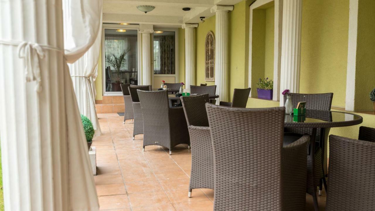 Hotel Dastan Левице Екстериор снимка